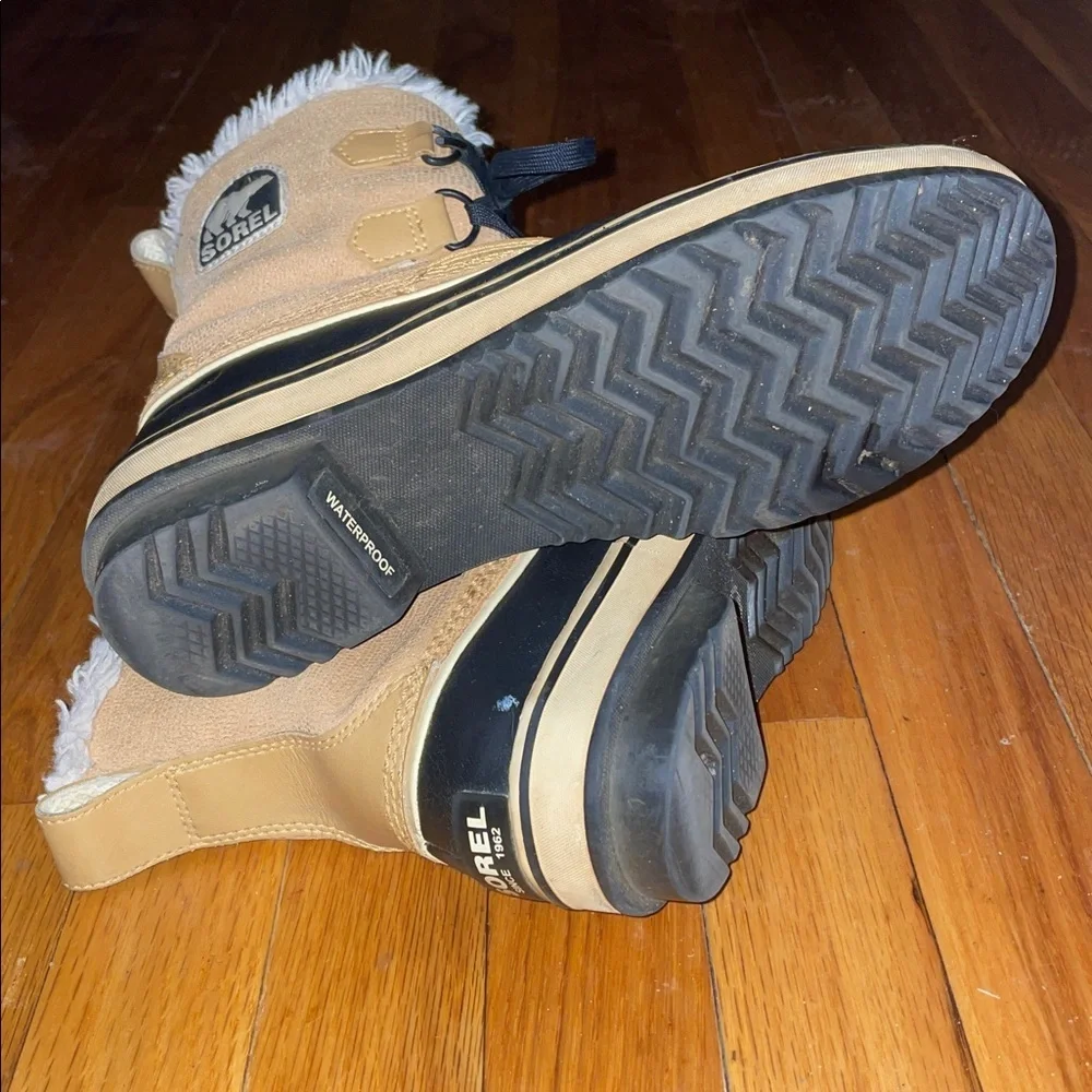 Sorel Tivoli Ankle Boots.  Size 8. Suede Upper.  Rubber Bottom. Duck Boots.